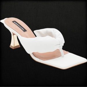 BCBGMAXAZRIA Women’s Fiona Square Toe Thong Strap Sandal Optic White